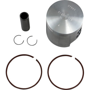 Silver metal piston with smooth top, black cylindrical wrist pin, two black circlips, and two dark brown piston rings.