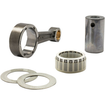The Yamaha Connecting Rod Kit by Wossner includes a four-stroke rod with a bronze-bushed small end, cylindrical pin, OEM bearing, and two flat washers, all displayed on a white background.