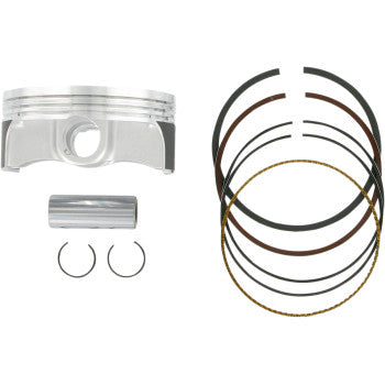 The Yamaha Piston Kit 95.00 mm by Wiseco includes a silver forged 4-stroke piston, wrist pin, two circlips, and colored piston rings—designed for an optimal strength-to-weight ratio and neatly displayed on a white background.