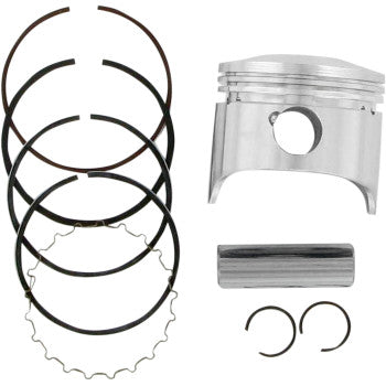 The Yamaha Piston Kit 47.50 mm by Wiseco includes a silver performance piston, three piston rings, a wavy oil ring, cylindrical wrist pin, and two circular clips, all displayed on a white background.
